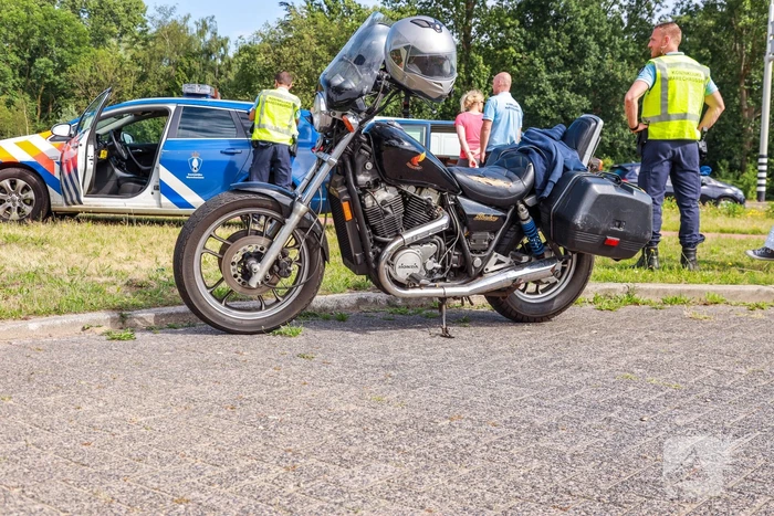 Marechaussee bus knalt op motorrijder