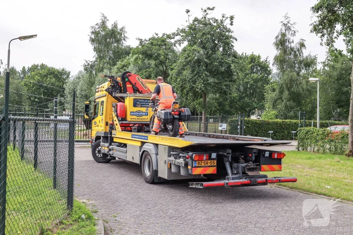 Marechaussee bus knalt op motorrijder