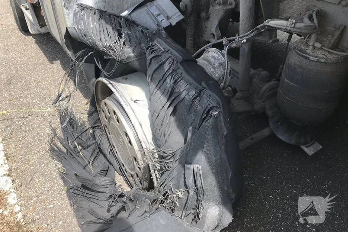 Vrachtwagen krijgt klapband