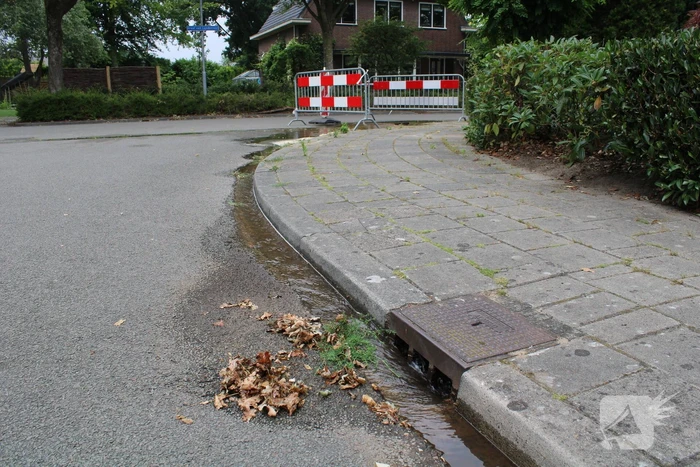 Straat blank door gesprongen waterleiding