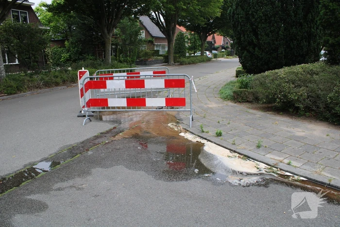 Straat blank door gesprongen waterleiding