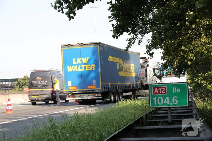 Vrachtwagen met defecte remmen blokkeert rijstrook