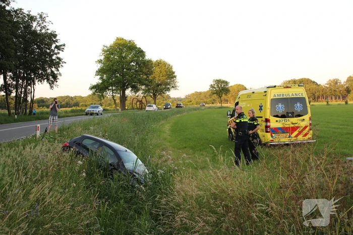 Auto belandt in sloot
