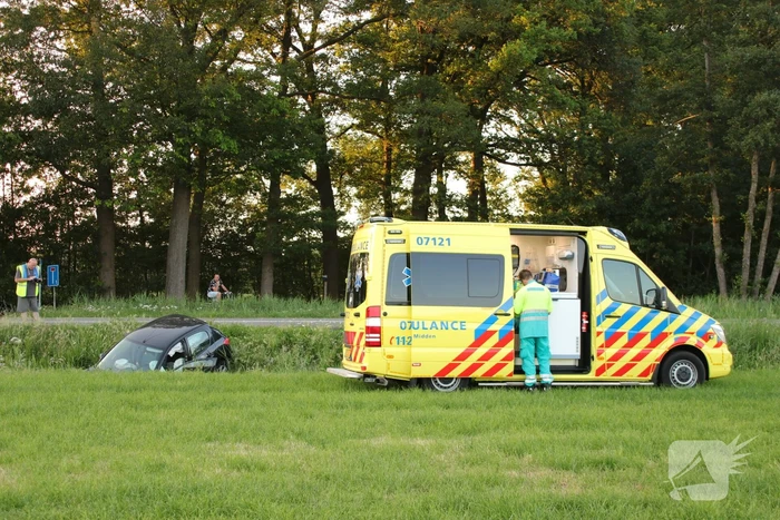 Auto belandt in sloot