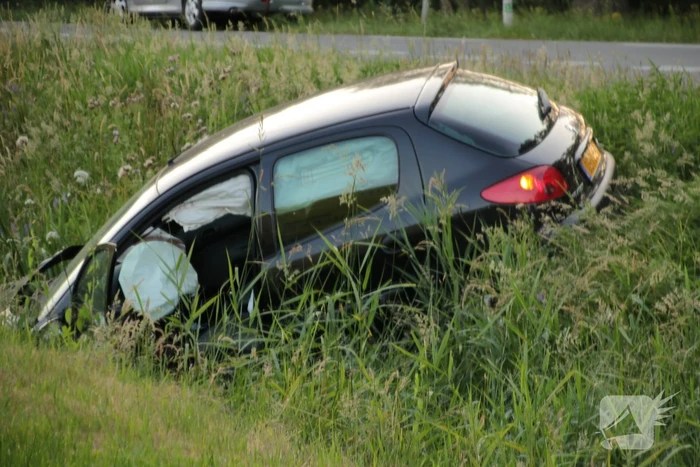 Auto belandt in sloot