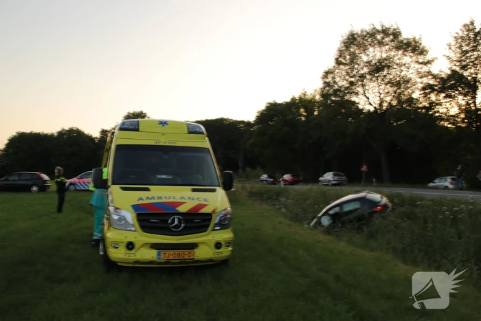 Auto belandt in sloot