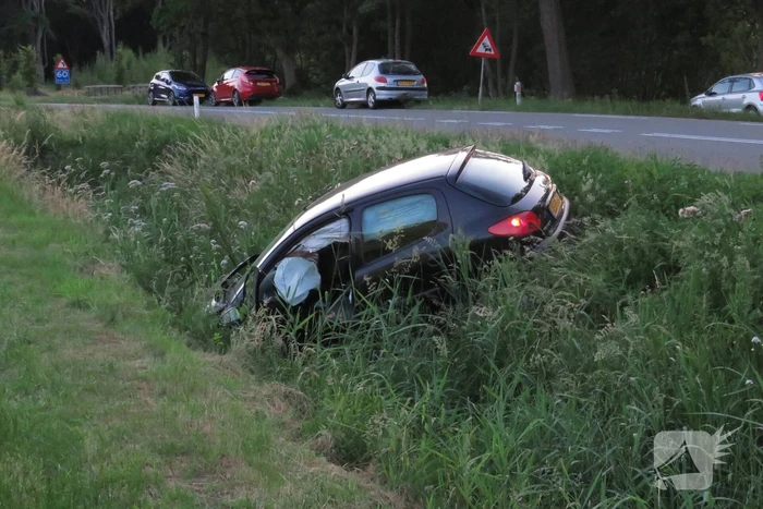 Auto belandt in sloot