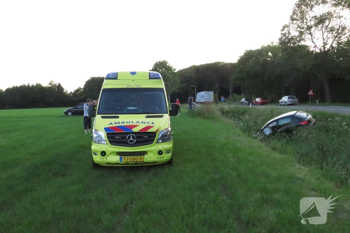Auto belandt in sloot
