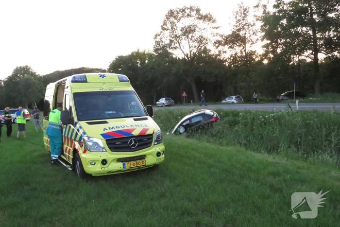 Auto belandt in sloot