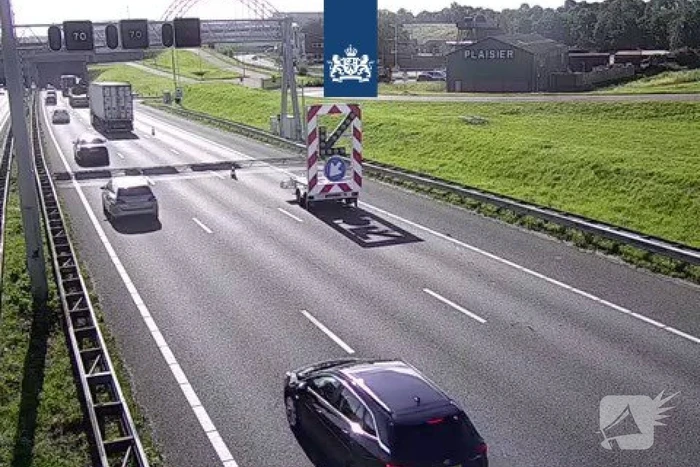 Vrachtwagen met zand kantelt op snelweg