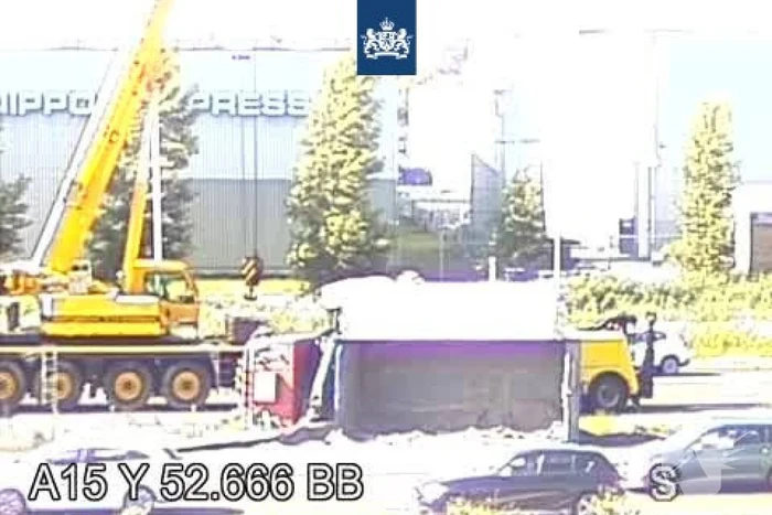 Vrachtwagen met zand kantelt op snelweg
