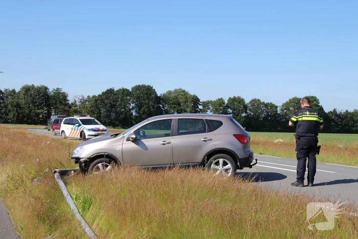 Automobilist rijdt lantaarnpaal uit de grond