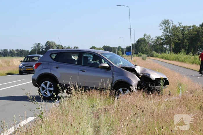 Automobilist rijdt lantaarnpaal uit de grond