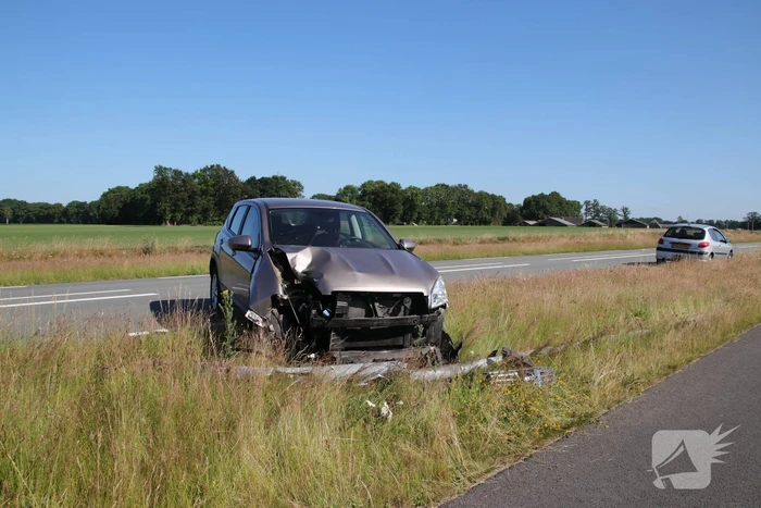 Automobilist rijdt lantaarnpaal uit de grond