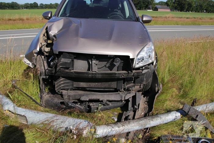 Automobilist rijdt lantaarnpaal uit de grond