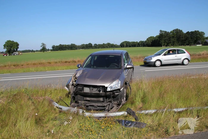 Automobilist rijdt lantaarnpaal uit de grond