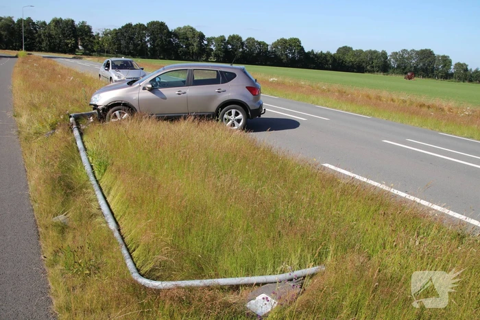 Automobilist rijdt lantaarnpaal uit de grond