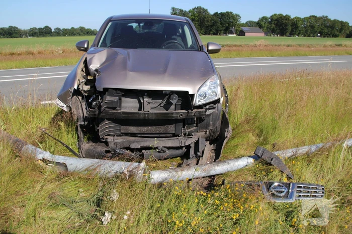 Automobilist rijdt lantaarnpaal uit de grond