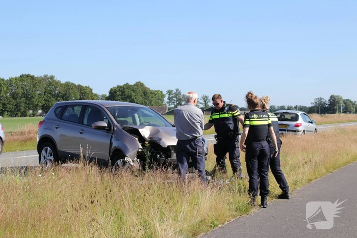 Automobilist rijdt lantaarnpaal uit de grond
