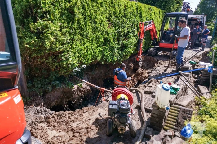 Smalle weg afgesloten door gesprongen waterleiding