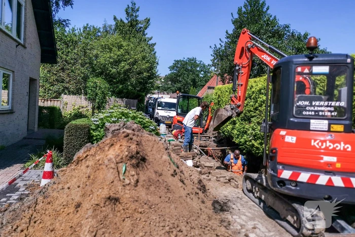 Smalle weg afgesloten door gesprongen waterleiding
