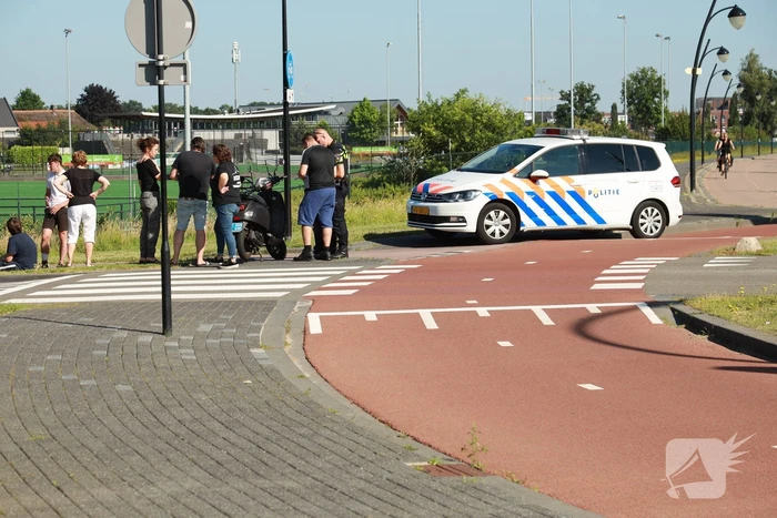 Auto botst op scooter