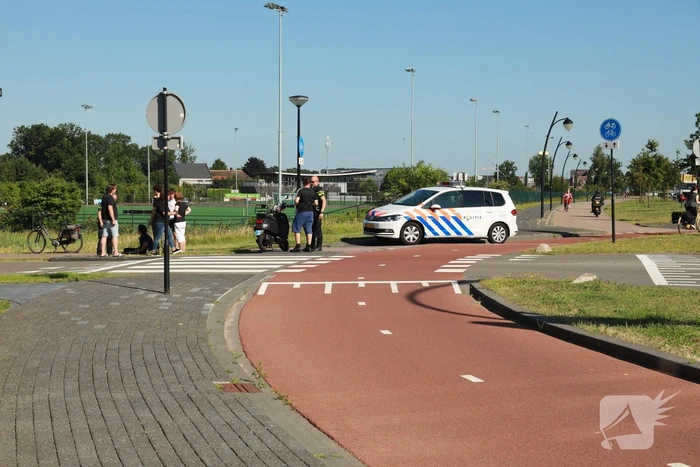 Auto botst op scooter