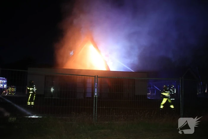 Brand in rieten dak van nieuwe woning
