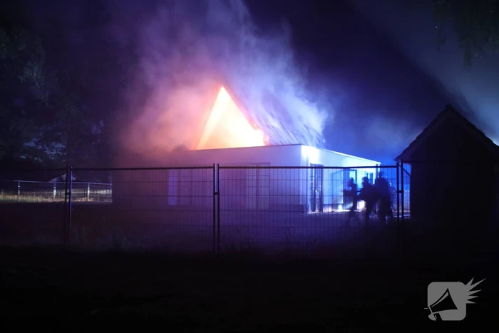 Brand in rieten dak van nieuwe woning