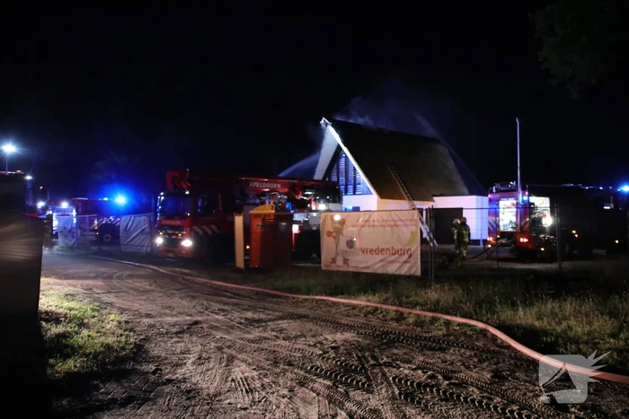 Brand in rieten dak van nieuwe woning