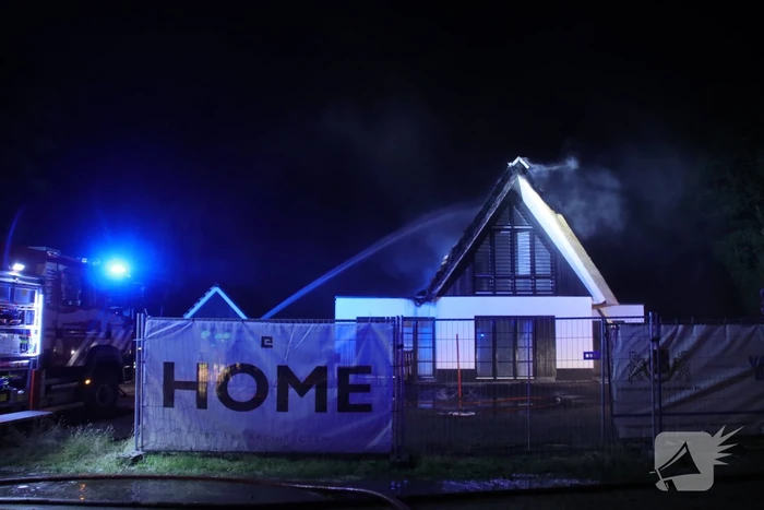 Brand in rieten dak van nieuwe woning