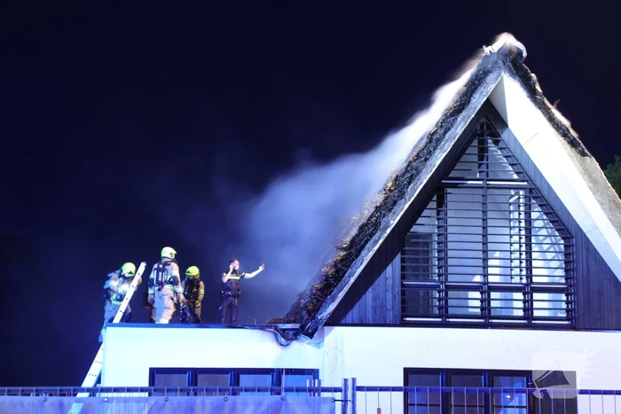 Brand in rieten dak van nieuwe woning