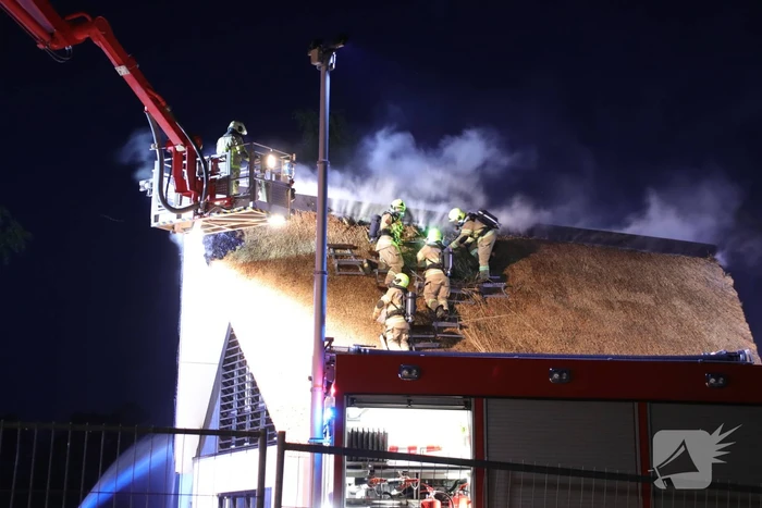 Brand in rieten dak van nieuwe woning