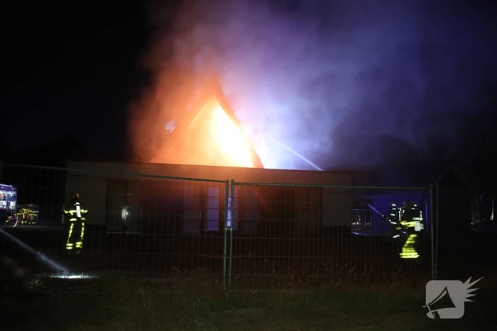 Brand in rieten dak van nieuwe woning