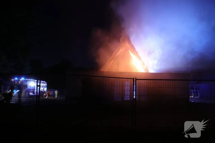 Brand in rieten dak van nieuwe woning