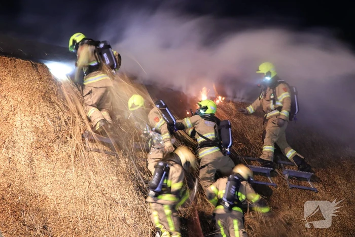 Brand in rieten dak van nieuwe woning