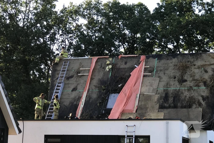 Nacontrole bij afgebrand rieten dak