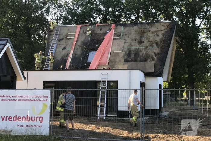 Nacontrole bij afgebrand rieten dak