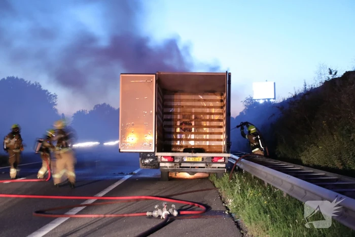 Bestelwagen brandt uit op vluchtstrook
