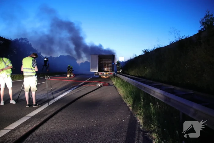 Bestelwagen brandt uit op vluchtstrook
