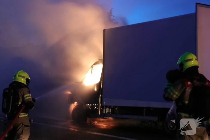 Bestelwagen brandt uit op vluchtstrook