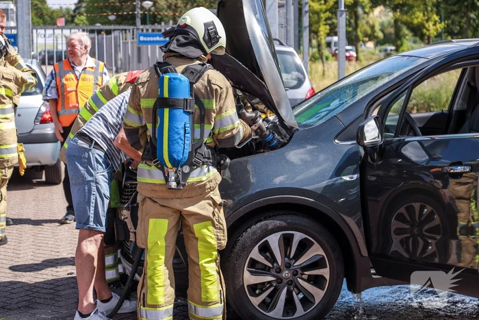 Beginnende autobrand snel geblust