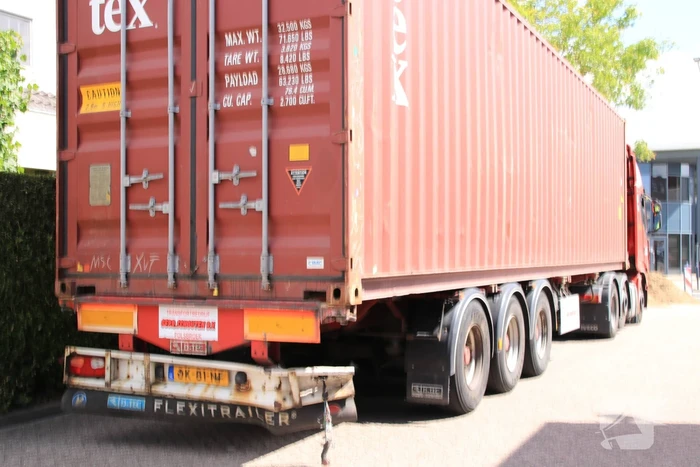 Flinke file na aanrijding met vrachtwagen