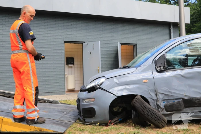 Bestuurster raakt van de weg ramt meerdere objecten