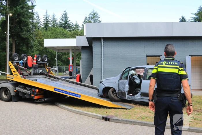 Bestuurster raakt van de weg ramt meerdere objecten