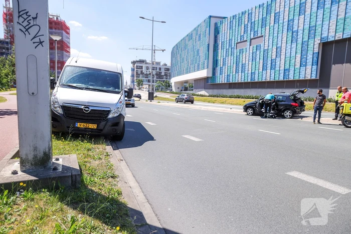 Bestelbus ramt personenauto