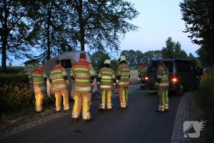 Paardentrailer met paarden belandt in de sloot
