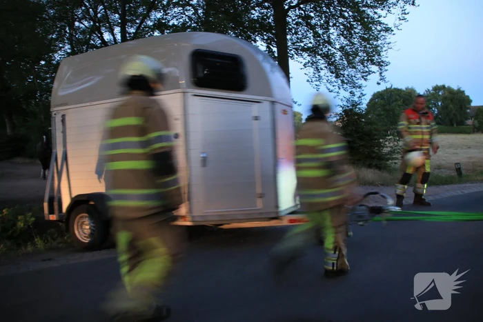 Paardentrailer met paarden belandt in de sloot