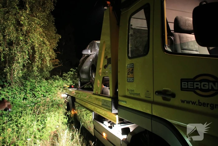 Auto raast met grote snelheid van de snelweg af
