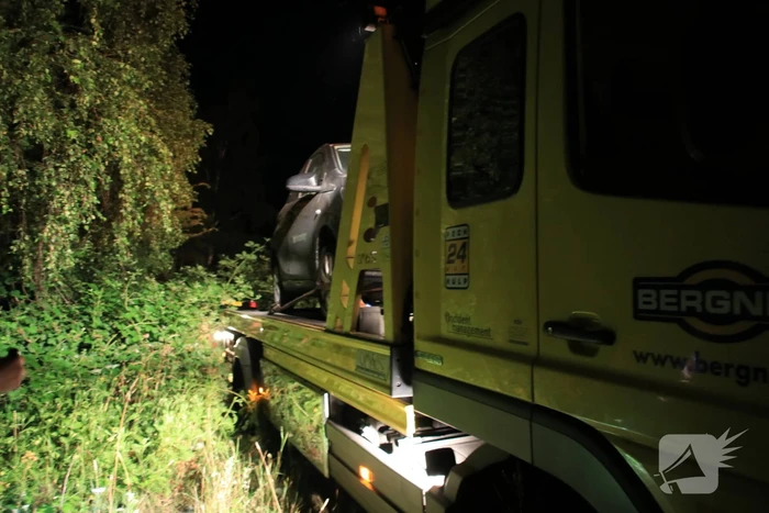Auto raast met grote snelheid van de snelweg af